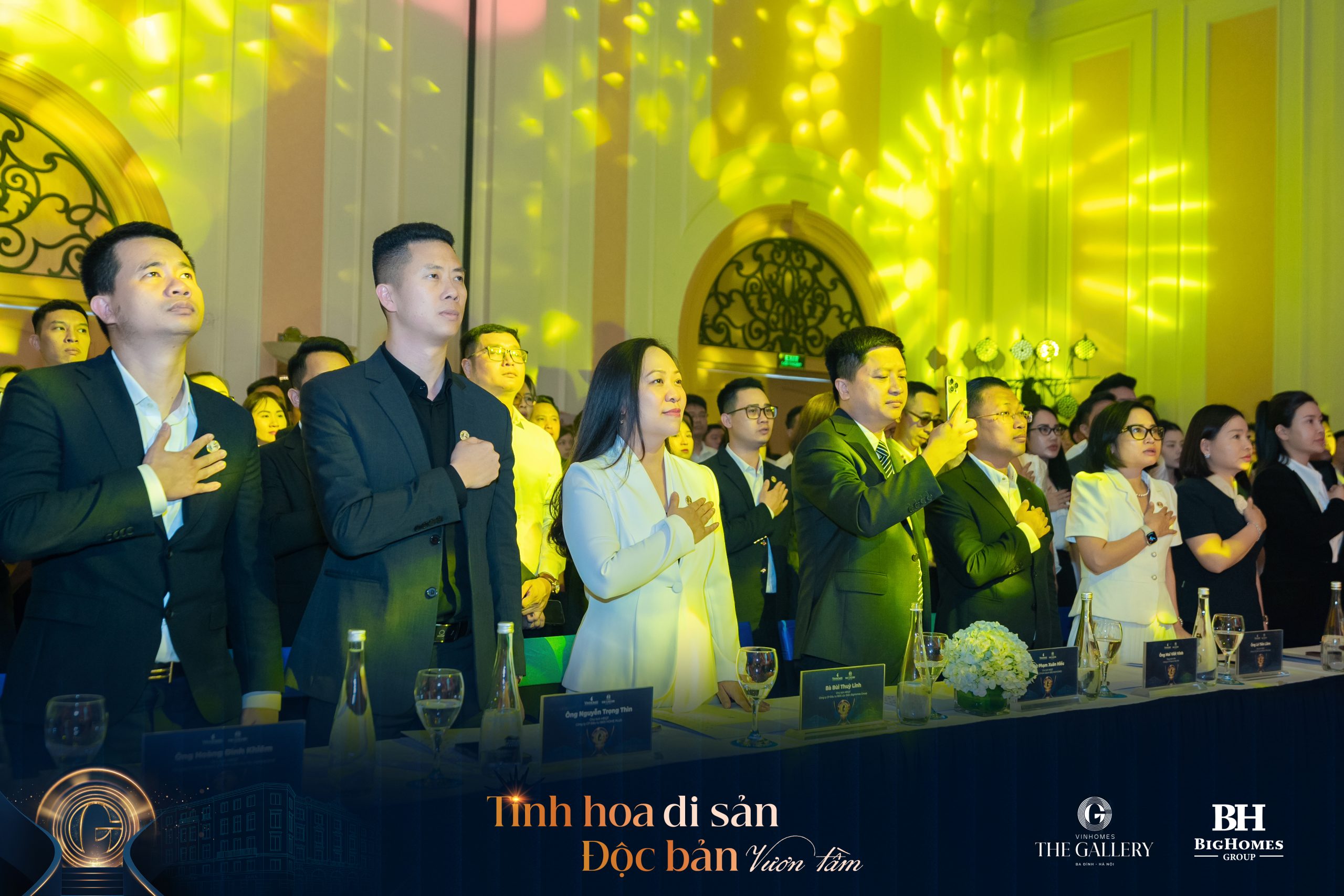 Toàn thể hội trường thành kính tưởng nhớ Chủ tịch Hồ Chí Minh – vị Cha già kính yêu của dân tộc Việt Nam nhân dịp Kỷ niệm 135 năm ngày sinh nhật Bác